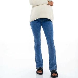 Bae maternity Keep It Going Split Hem belly-support jeans. 💙
